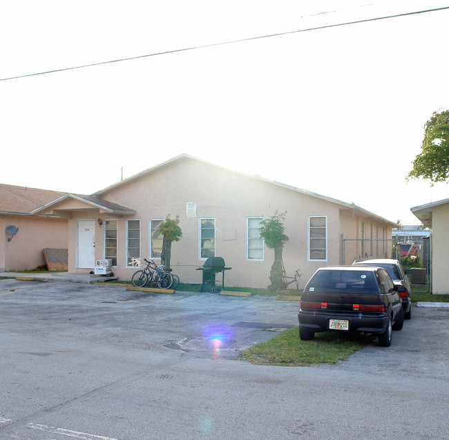 1720-1730 SW 40th Ter in Fort Lauderdale, FL - Building Photo - Building Photo