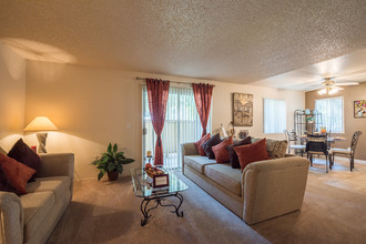 Park Knolls Apartments in Turlock, CA - Building Photo - Building Photo