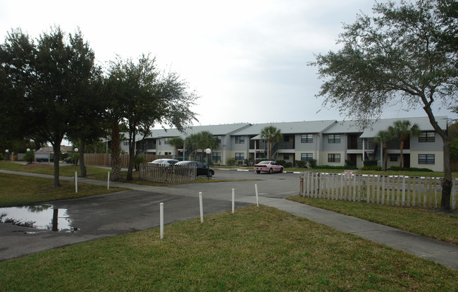 Gateway Place Apartments in St. Petersburg, FL - Building Photo - Building Photo