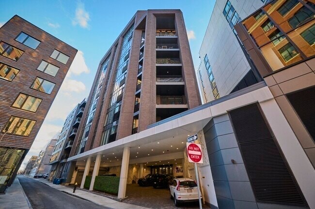 16 W Broadway, Unit 3 in Boston, MA - Building Photo - Building Photo