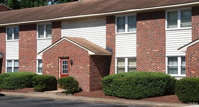 Chatham Square Apartments in Virginia Beach, VA - Building Photo - Building Photo