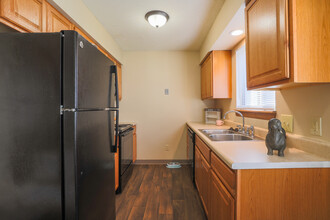 Cross Creek Apartments and Townhomes in Wichita, KS - Building Photo - Interior Photo