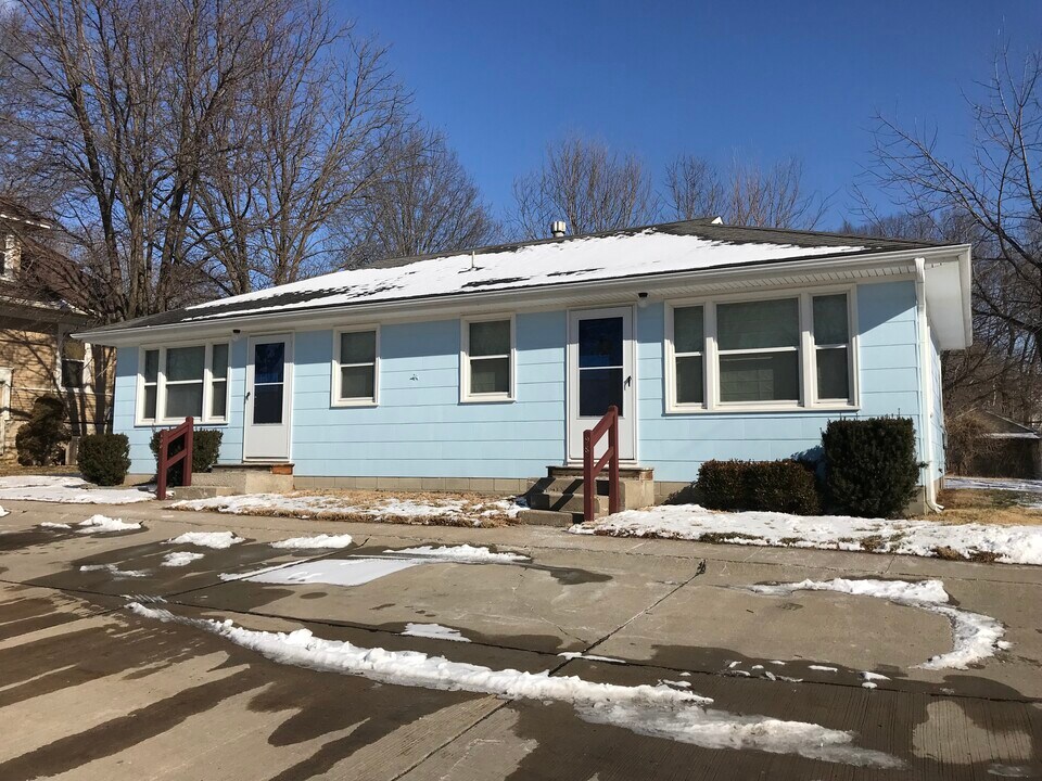 98 High St in Platte City, MO - Building Photo