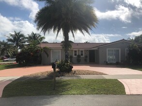 8910 SW 182nd Terrace in Palmetto Bay, FL - Building Photo - Building Photo