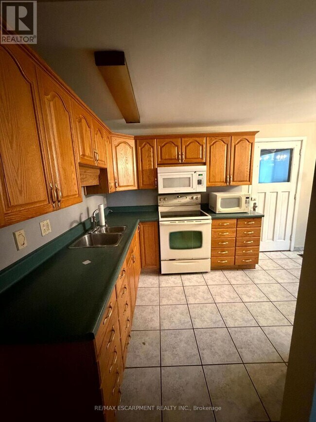 92 Gary Ave in Hamilton, ON - Building Photo - Building Photo