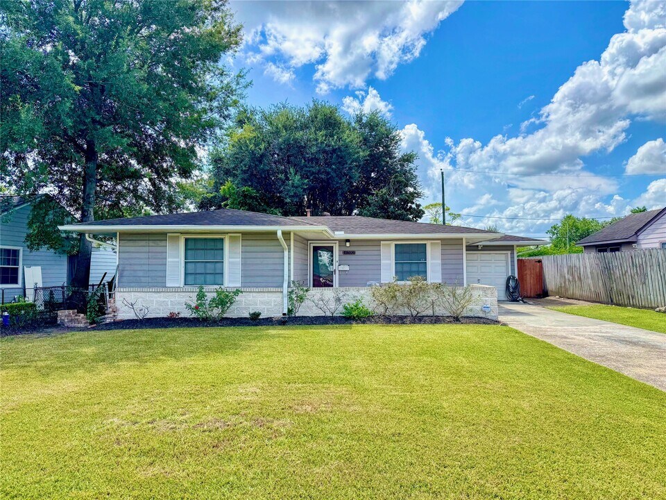 7702 McHenry St in Houston, TX - Foto de edificio