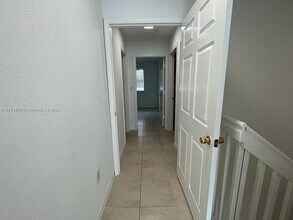 2056 NE 167th St in North Miami Beach, FL - Foto de edificio - Building Photo