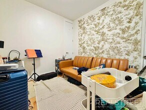 18-19 Woodbine St in Queens, NY - Building Photo - Building Photo
