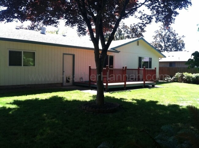 962 Island St in Springfield, OR - Building Photo - Building Photo