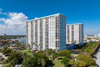 Summit Towers in Hollywood, FL - Foto de edificio - Building Photo