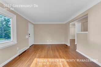 5037 Greenhurst Dr in Maple Heights, OH - Building Photo - Building Photo