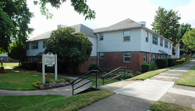 Colonial Gardens Apartments in Portland, OR - Foto de edificio - Building Photo