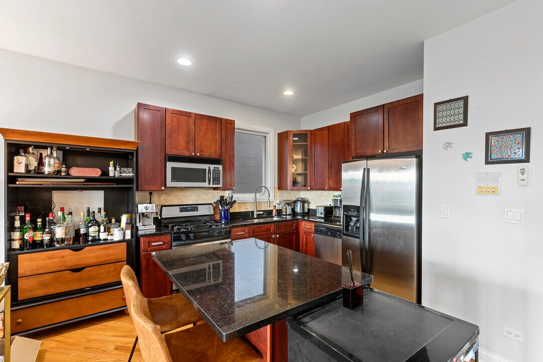 921 N Damen Ave, Unit 3 in Chicago, IL - Building Photo