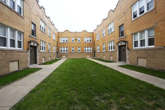 1042 N Leamington Ave in Chicago, IL - Building Photo - Building Photo