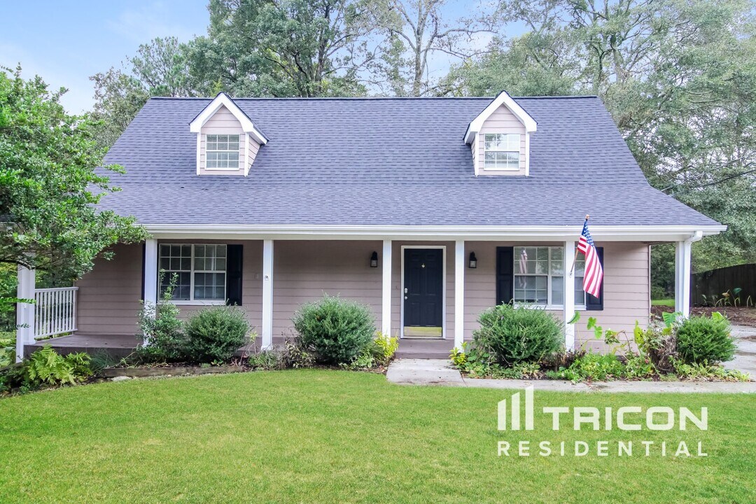 2142 Red Rose Ln in Loganville, GA - Building Photo