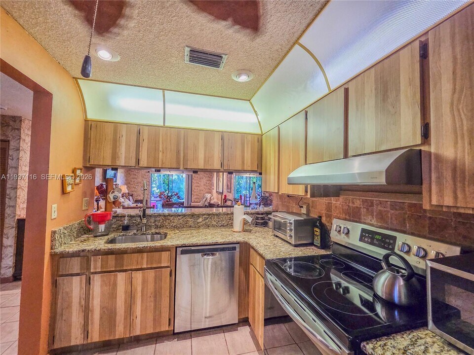 8044 NW 41 Ct in Sunrise, FL - Building Photo