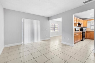 Palm Bay Club in Palm Bay, FL - Building Photo - Building Photo