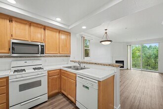 5260 Premiere Hls Dr in Los Angeles, CA - Foto de edificio - Building Photo