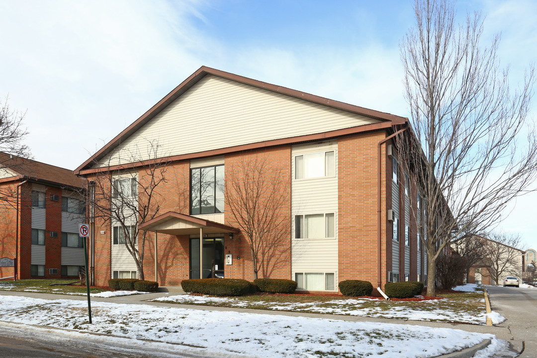 Colonial Place Apartments in Lansing, MI - Building Photo