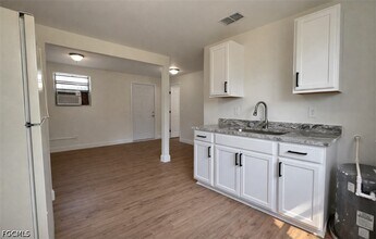 569 Nuna Ave in Ft. Myers, FL - Building Photo - Building Photo