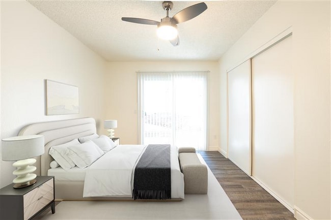 1050 Meadow Lake Dr in Vista, CA - Foto de edificio - Building Photo