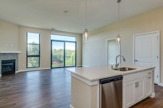 Encore @ White Oaks Apartments in Bayside, WI - Foto de edificio - Interior Photo