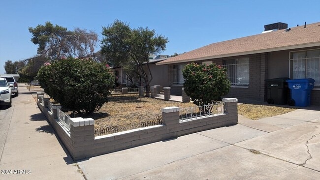 8333 W Roma Ave in Phoenix, AZ - Building Photo - Building Photo