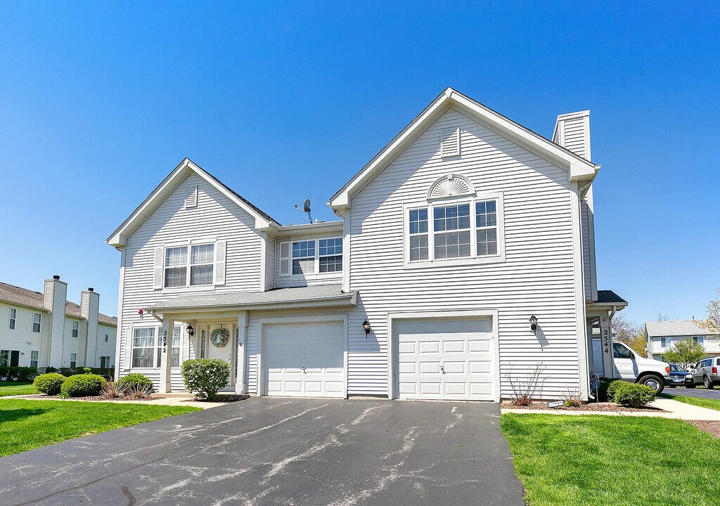 2544 Dickens Dr in Aurora, IL - Building Photo