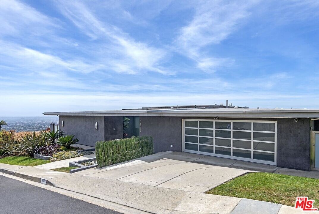 16722 Charmel Ln in Los Angeles, CA - Building Photo