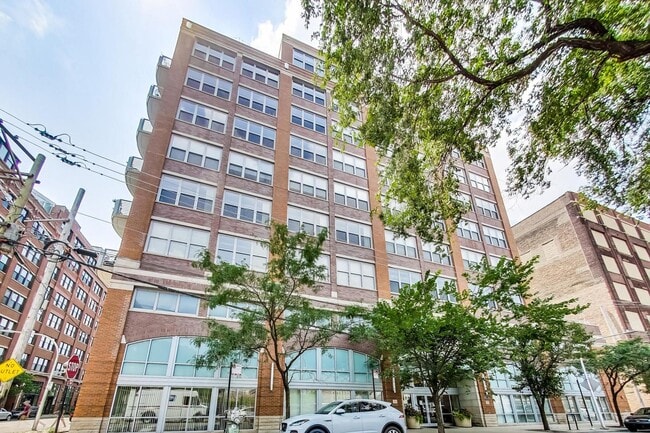 property at 933 W Van Buren St