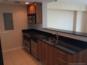 325 Biscayne Blvd in Miami, FL - Foto de edificio - Building Photo