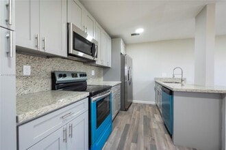 4111 Stirling Rd in Davie, FL - Building Photo - Building Photo