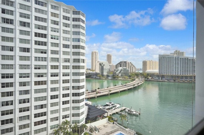 property at 905 Brickell Bay Dr