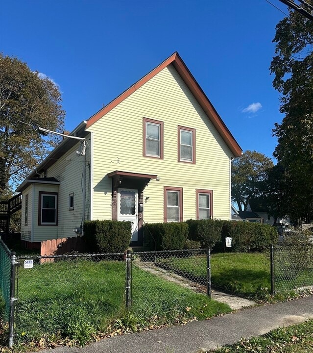 19 Forest St in Middleboro, MA - Building Photo