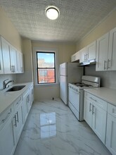 10519 37th Ave, Unit 3f in Corona, NY - Foto de edificio - Building Photo