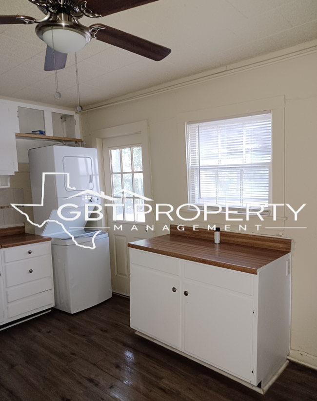 406 E Cobb St in Groesbeck, TX - Foto de edificio - Building Photo