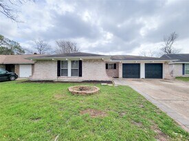 6439 Oaknut Dr in Houston, TX - Building Photo