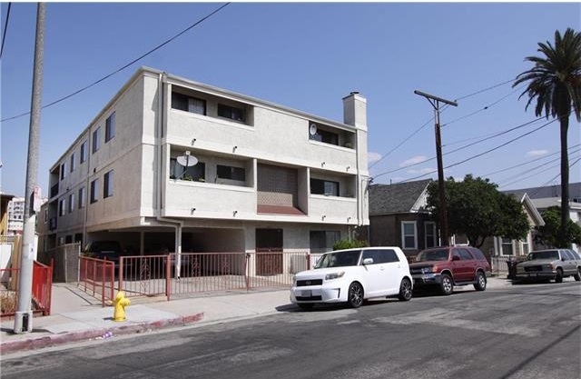 829 N Bunker Hill Ave in Los Angeles, CA - Building Photo