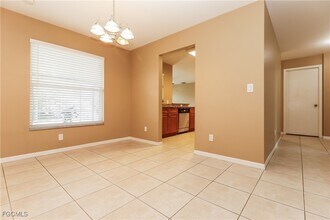 15619 Sunny Crest Ln in Ft. Myers, FL - Foto de edificio - Building Photo