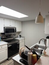 7665 Jana Ln S in Jacksonville, FL - Foto de edificio - Building Photo