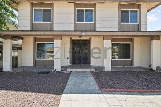 899 Monika Way in Las Vegas, NV - Foto de edificio - Building Photo