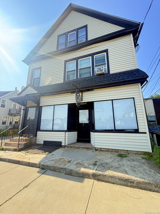 31 Lucy St in Woodbridge, CT - Building Photo