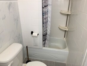 4706 104th St, Unit 3rd Floor in Corona, NY - Foto de edificio - Building Photo