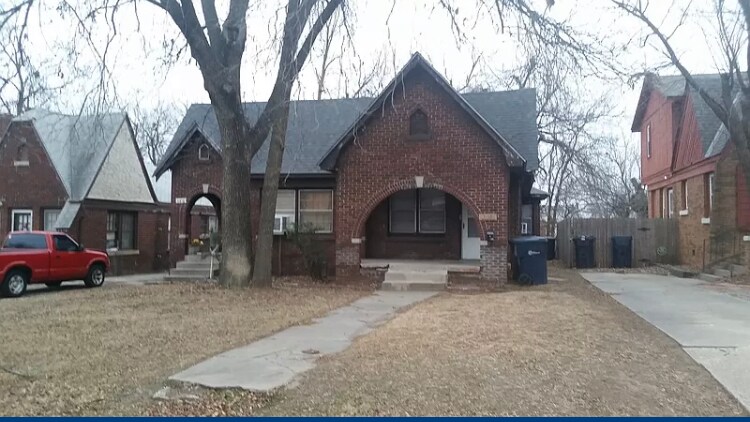 2416 NW 11th St in Oklahoma City, OK - Foto de edificio