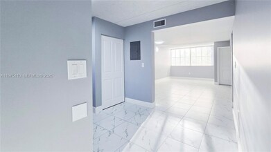 6045 NW 186th St, Unit 37 in Hialeah, FL - Foto de edificio - Building Photo