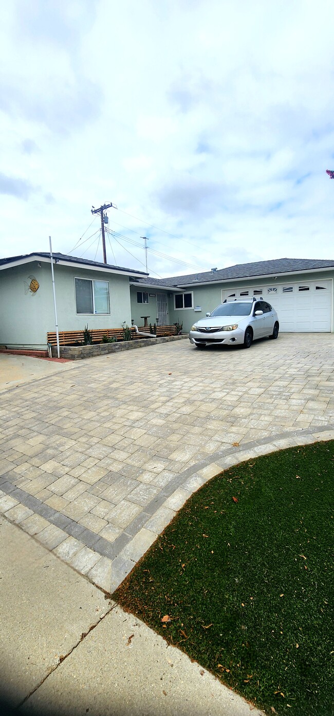 1393 Coventry Ave in Ventura, CA - Building Photo - Building Photo