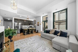 208 W Washington St, Unit 2104 in Chicago, IL - Building Photo - Building Photo