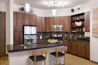 VV&M Apartments in Dallas, TX - Foto de edificio - Building Photo