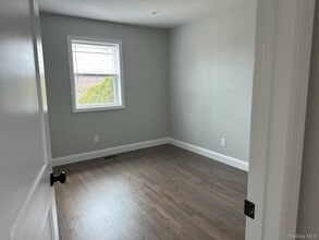 99 N Railroad Ave in Babylon, NY - Building Photo - Building Photo