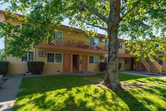 Debonaire Apartments in Sacramento, CA - Foto de edificio - Building Photo